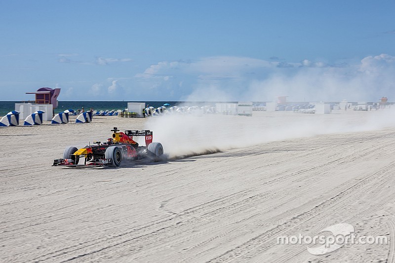 La increíble aventura de Verstappen con el Red Bull por Estados Unidos
