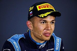 Toro Rosso, 2019 için Albon'la görüşüyor