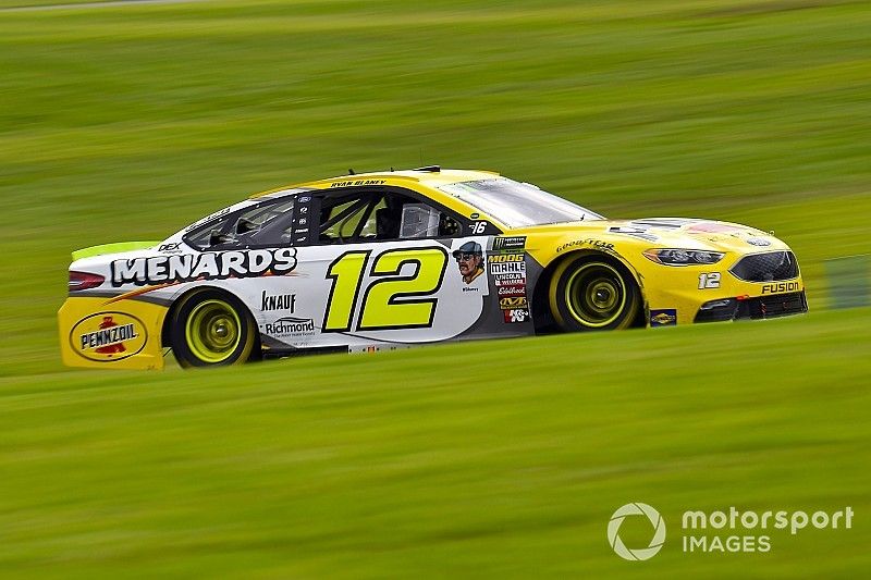 Блэни выиграл гонку NASCAR в Шарлотт, Джонсон выбыл из борьбы за титул из-за ошибки на последнем круге