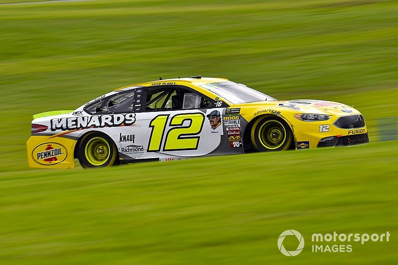 Блэни выиграл гонку NASCAR в Шарлотт, Джонсон выбыл из борьбы за титул из-за ошибки на последнем круге