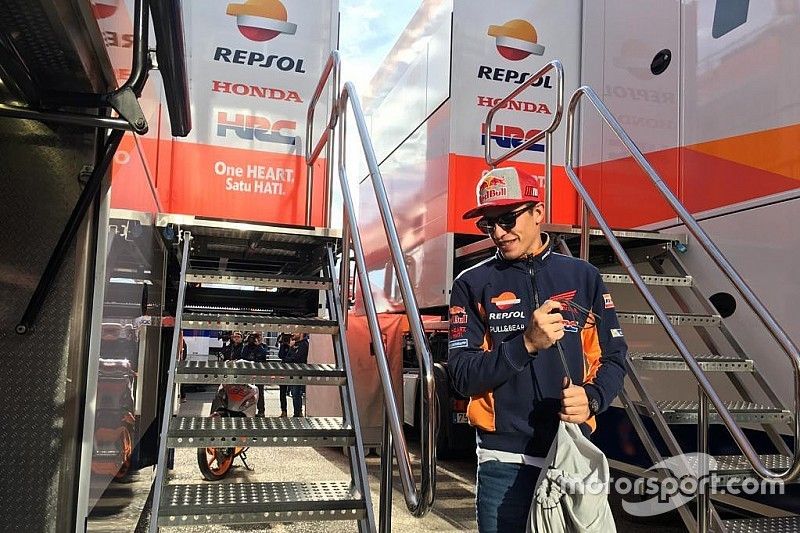 Marc Márquez arrive au camion Repsol Honda