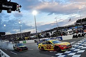 Martinsville: Logano siegt im irren Fotofinish und löst Finalticket