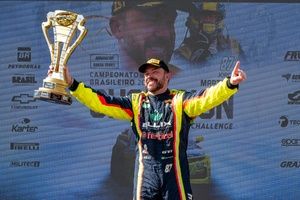NASCAR Brasil: Jorge Martelli recebe troféu de campeão da Challenge em premiação no Velocitta