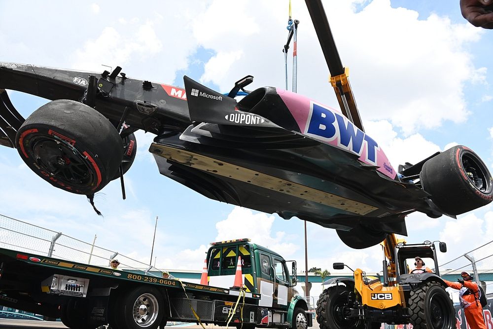 Los oficiales de pista mueven el coche de Esteban Ocon, Alpine A522, tras su accidente