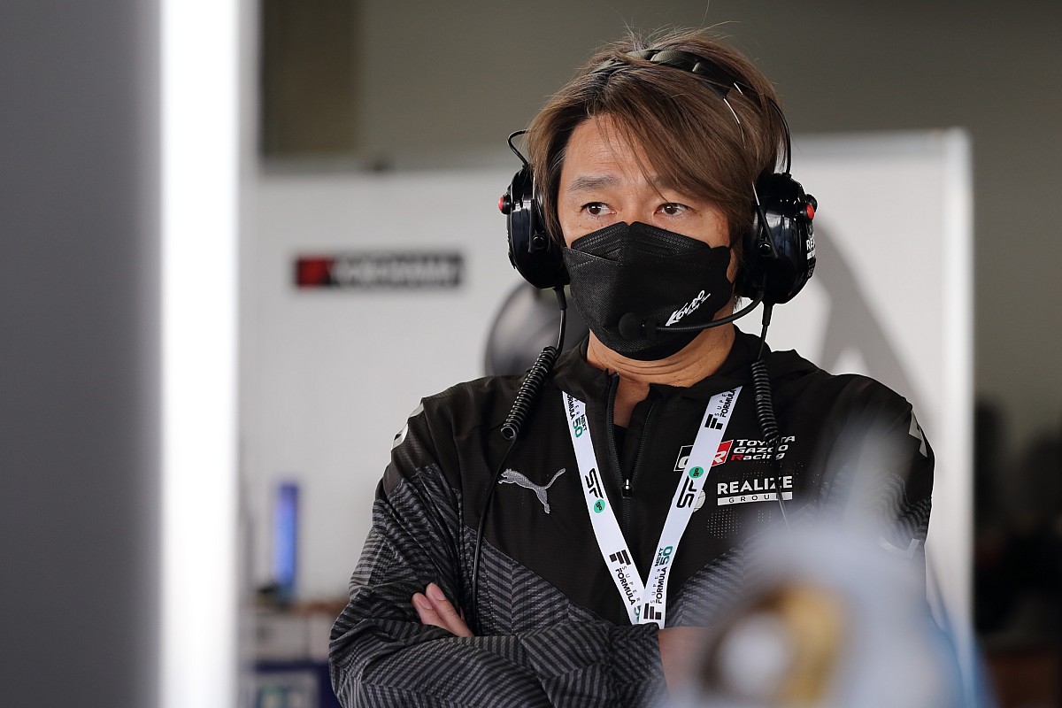 KONDORACING TEAM 近藤真彦 スタッフ実使用 ダウンXL GoVRC1_XcAALzL4.jpg