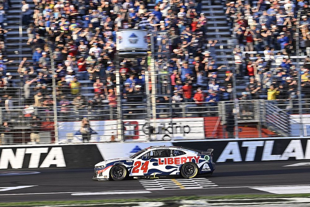 NASCAR: Byron domina e vence no remodelado oval de Atlanta
