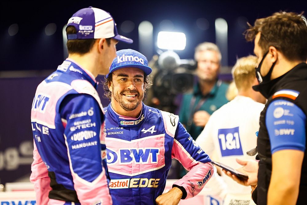 Esteban Ocon, Alpine F1 Team, con Fernando Alonso, Alpine F1 Team