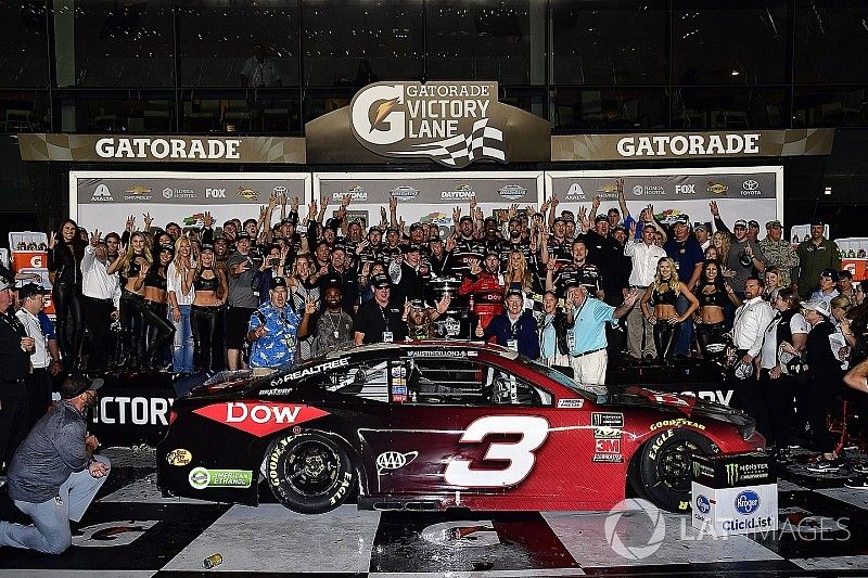 Austin Dillon trionfa a Daytona dopo una gara rocambolesca