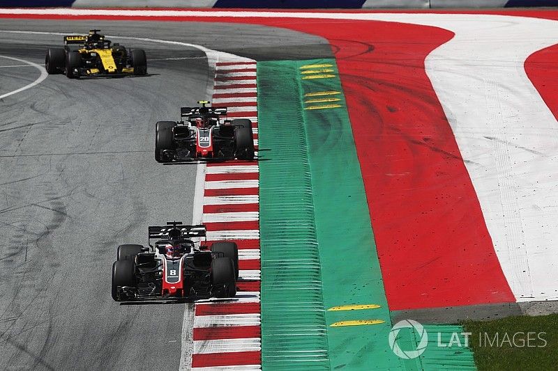 Romain Grosjean, Haas F1 Team VF-18, Kevin Magnussen, Haas F1 Team VF-18, y Nico Hulkenberg, Renault Sport F1 Team R.S. 18