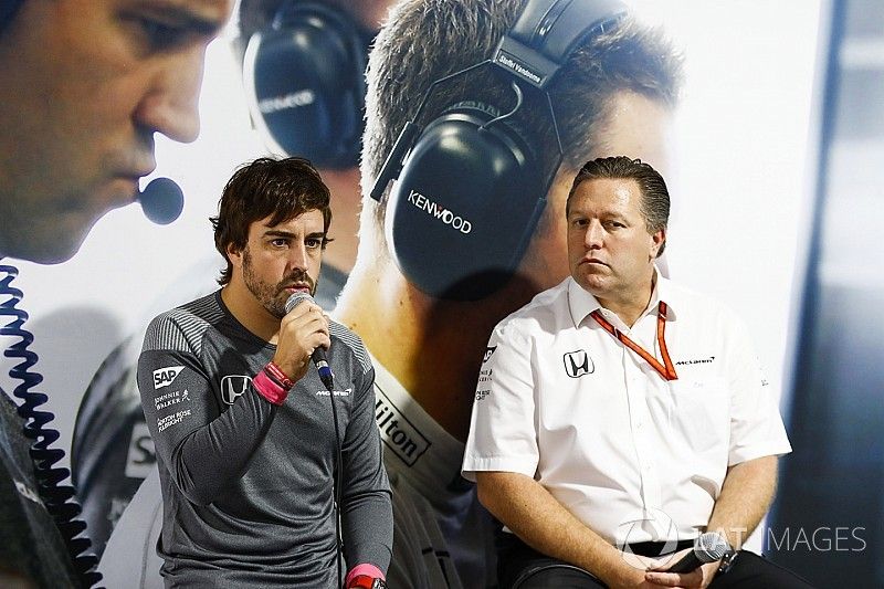 Fernando Alonso, McLaren, Zak Brown, Director ejecutivo McLaren Technology Group, en conferencia de 