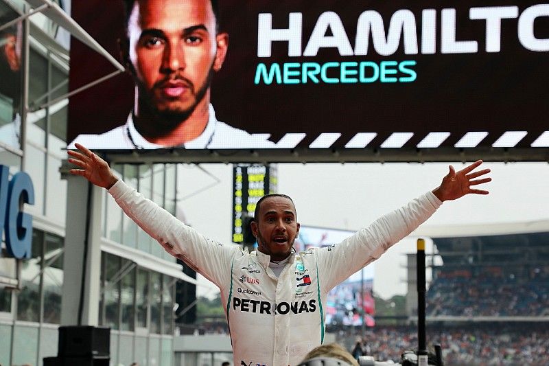 Il vincitore della gara Lewis Hamilton, Mercedes-AMG F1 W09, festeggia nel parco chiuso