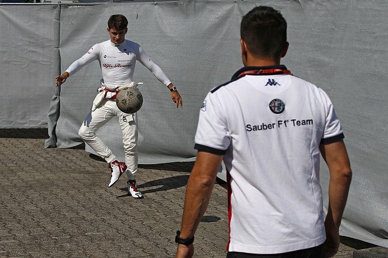 Charles Leclerc, Sauber, jugando al fútbol