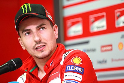 Lorenzo risponde a Domenicali: "Io un gran pilota? No, sono un campione!"