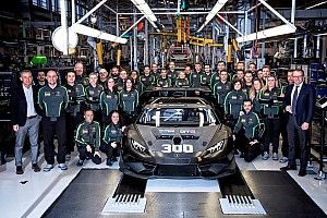 Selebrasi produksi ke-300 Lamborghini Huracán versi balap