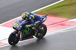 Rossi renace y Márquez elude la Q1 por los pelos