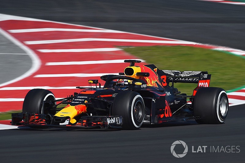 Ricciardo supera a Hamilton en el segundo día de Barcelona