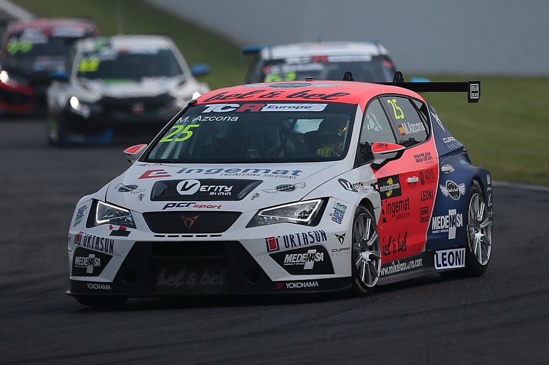 Mikel Azcona e l'umido beffano tutti, Cupra in pole position per Gara 1 all'Hungaroring