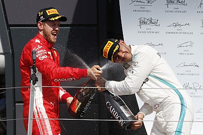 Vettel dice que son "tontas" las sugerencias de que el choque con Mercedes fue intencional