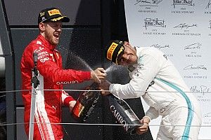 Vettel dice que son "tontas" las sugerencias de que el choque con Mercedes fue intencional