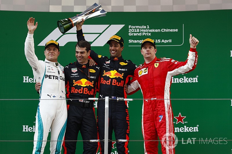 GP Tiongkok: Perjudian berhasil, Ricciardo menangi balapan penuh drama
