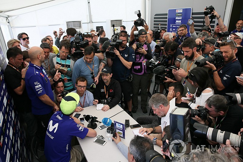 Rossi a Márquez: “Yo he tirado cuatro pilotos en 20 años, tu cinco en una carrera”