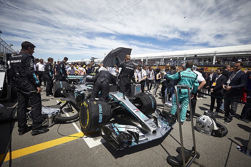Bertie, a robot is segíti a Mercedes AMG munkáját