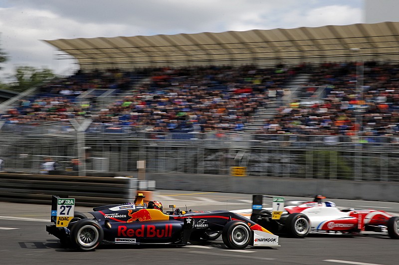 Dan Ticktum gana con ‘photo-finish’ en la 3ª manga del Norisring