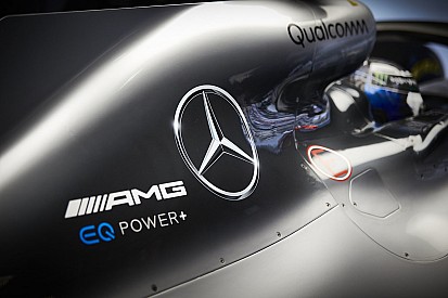 A Mercedes már nem adja, hanem kapja a 0,5 másodperceket a Ferraritól