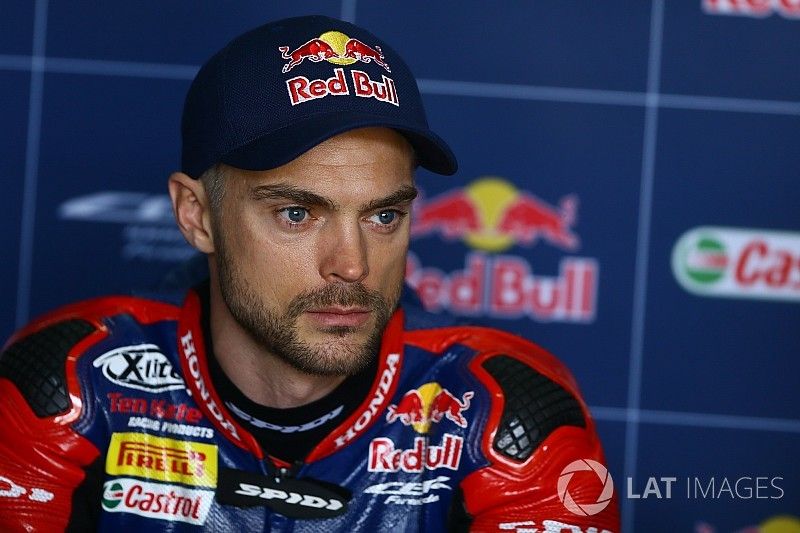 Camier houdt gebroken ribben over aan WSBK-crash Aragon