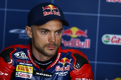 Camier sustains broken ribs in Aragon WSBK crash