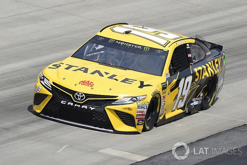 Kevin Harvick domina y gana; Suárez logra el tercer lugar