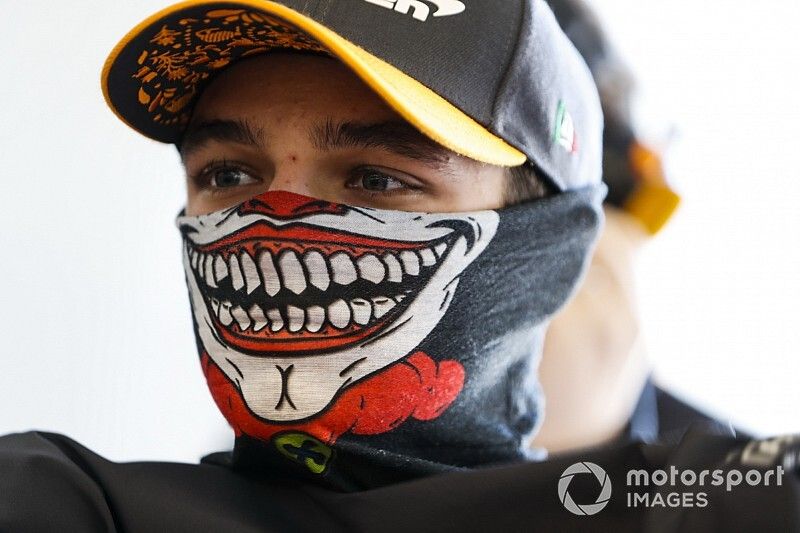 20 éves lett Norris, Sainz még énekelt is neki (videó)