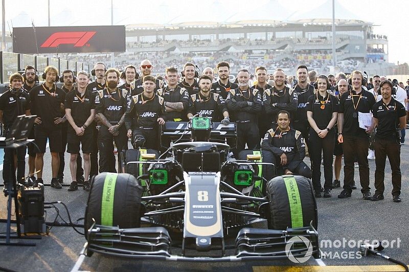 Les mécaniciens Haas avec la voiture de Romain Grosjean Haas F1 Team VF-19 