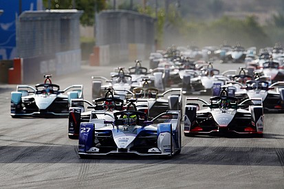 De Vries smaakmaker, crash Frijns in Riyad, zege voor Sims