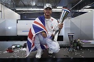 Hamilton: "Onorato dei messaggi di Dennis e Alonso"
