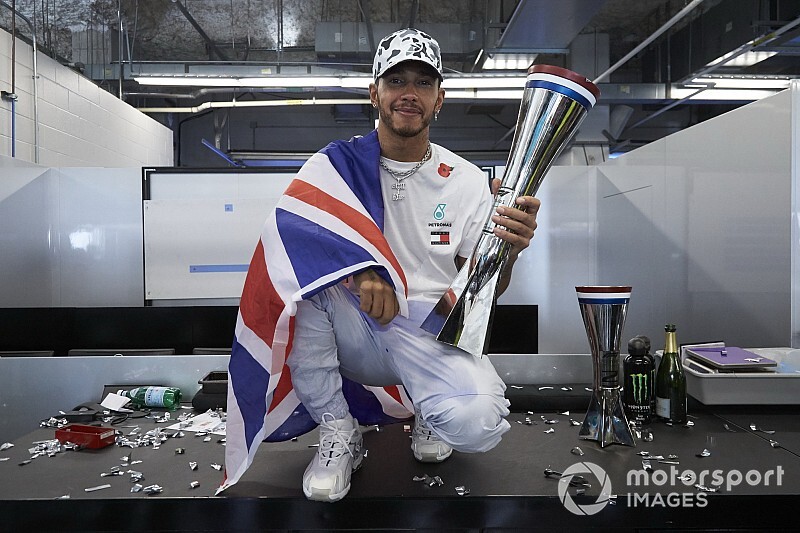 Hamilton: "Onorato dei messaggi di Dennis e Alonso"
