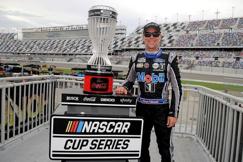 Harvick 'retruca' Larson após crítica a filme com sátira à NASCAR