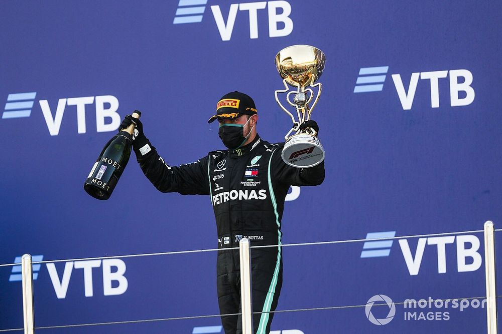 Race Winner Valtteri Bottas, Mercedes-AMG F1 celebrates on the podium with the trophy and the champagne