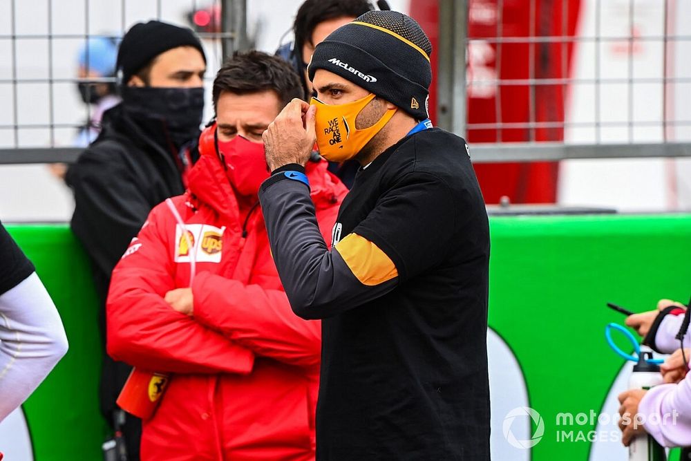 Nem csak F1-es kocsiban megy: Sainz az utolsó helyről nyert gokartversenyt! (videó)