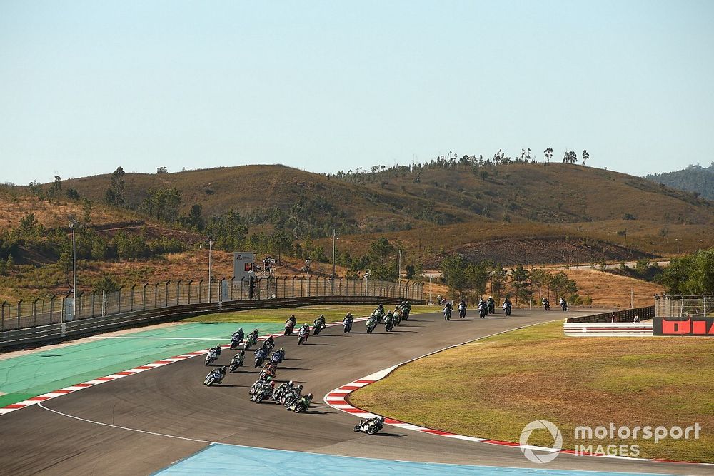 Los pilotos se posicionan ante la entrada de Portimao en MotoGP