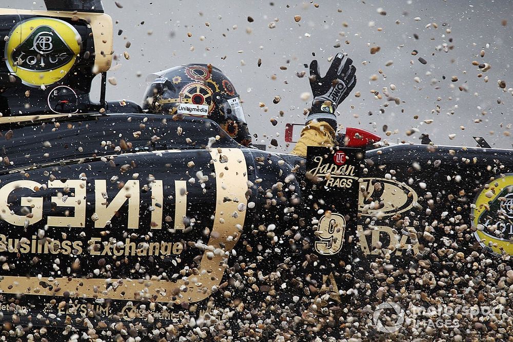 Heidfeld megpöccinti Kobayashi autóját, majd alátörik a szárnya: videó