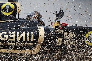 Heidfeld megpöccinti Kobayashi autóját, majd alátörik a szárnya: videó