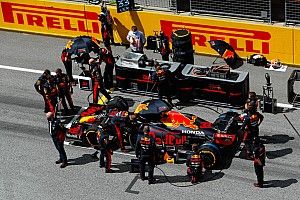 A Red Bull nem tud mit kezdeni a Mercedes motorerejével, Verstappen autója sérült is volt