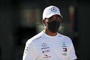 Hamilton to stay in F1 for "at least three years"