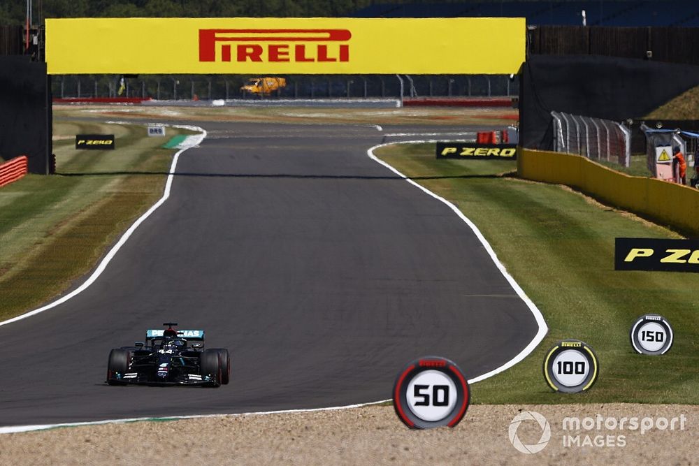 Mercedes, en otra liga; Ricciardo sorprende y Vettel, con problemas