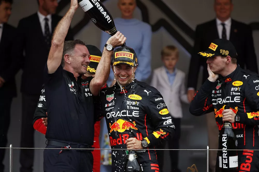 Christian Horner, director del equipo Red Bull Racing, vierte champ&aacute;n sobre Sergio P&eacute;rez, Red Bull Racing, 1&ordf; posici&oacute;n, en el podio