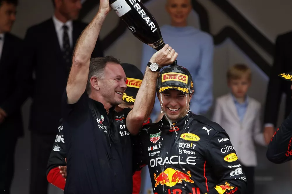 Christian Horner, director del equipo Red Bull Racing, vierte champ&aacute;n sobre Sergio P&eacute;rez, Red Bull Racing, 1&ordf; posici&oacute;n, en el podio
