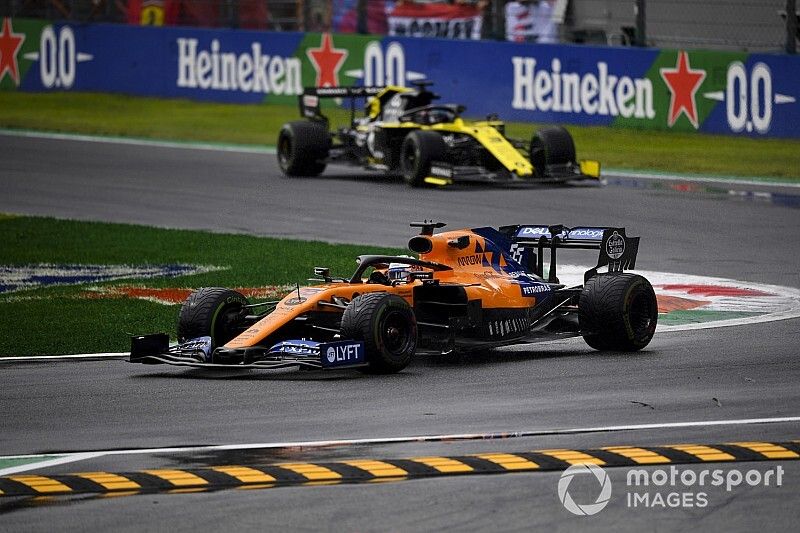 Carlos Sainz Jr., McLaren MCL34, leads Nico Hulkenberg, Renault F1 Team R.S. 19