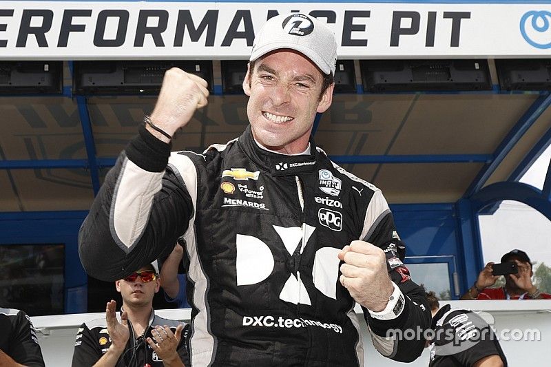 Il vincitore del pole Award Simon Pagenaud, Team Penske Chevrolet