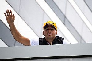 „Fájdalmasan” indult Sainz napja Szocsiban: képek